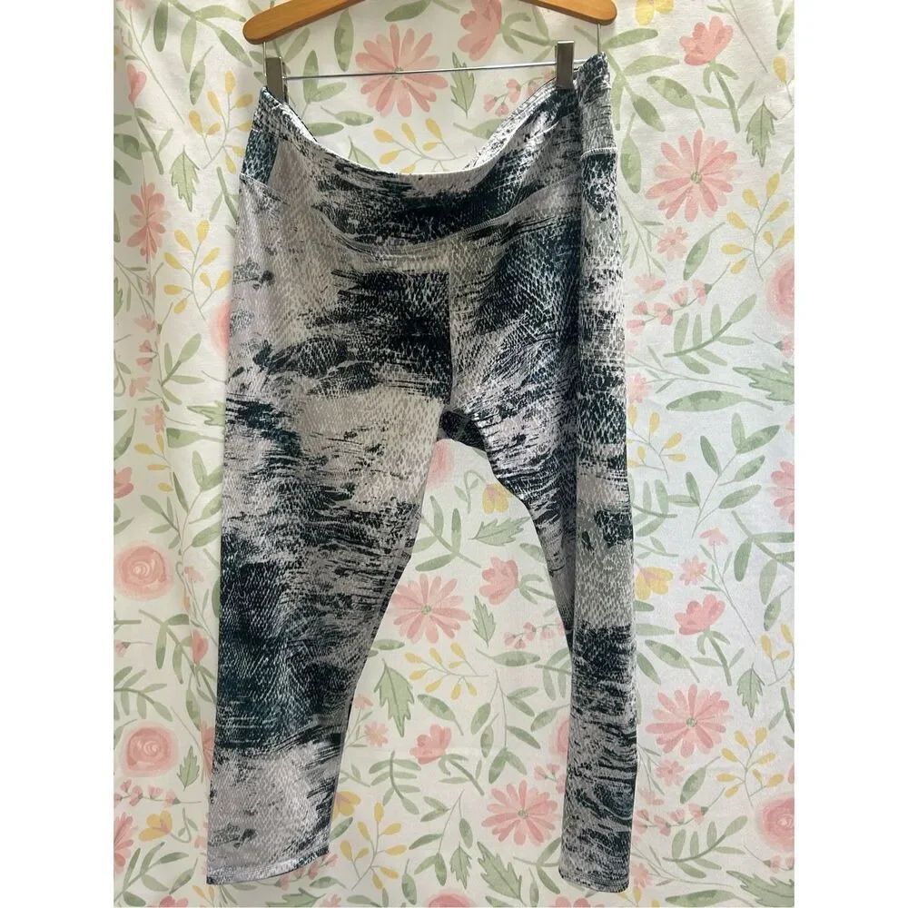 FABLETICS XXL  athletic capri leggings snake skin print